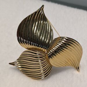 Sarah Coventry Gold Tone Ribbed Leaf Swirl Brooch